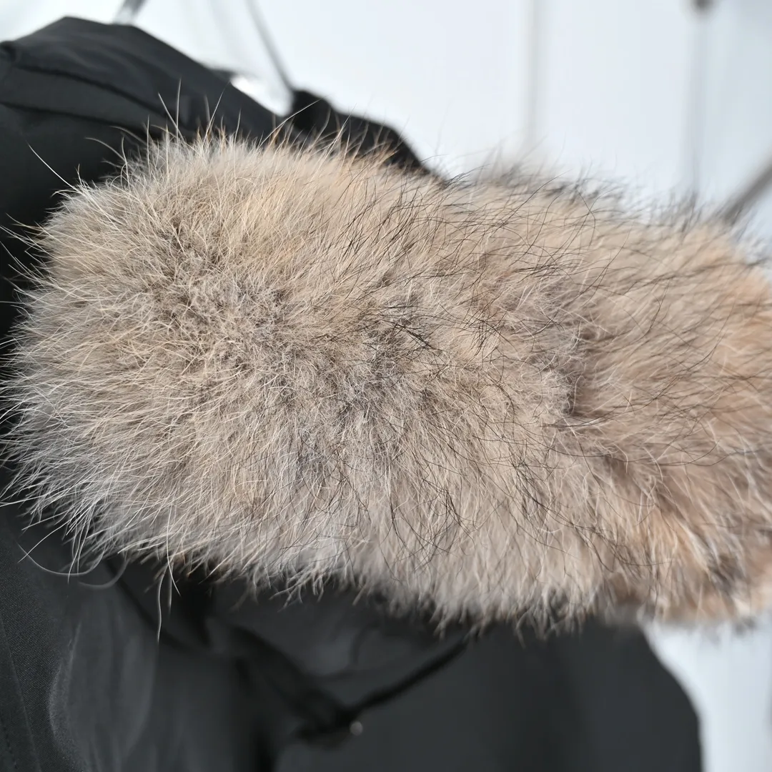 P720 𝐂𝐚𝐧𝐚𝐝𝐚 𝐆𝐨𝐨𝐬𝐞 𝐄𝐱𝐩𝐞𝐝𝐢𝐭𝐢𝐨𝐧 𝟕𝟗𝟗𝟗𝐌 Canada Goose Model 01 Short Down Jacket 🔝Product color: black, off-white, graphite gray, navy blue, sky blue 🔝Product size: XS S M L 2️⃣Exclusively customized 18-count fabrics with the same ZP. Using "Arctic Tech" fabric technology, the outer fabric is 84.5% polyester fiber and 15.5% cotton, the lining is 100% cotton fiber, and the padding is 100% polyester fiber. It is durable, waterproof, windproof, cold-resistant and warm. 3️⃣The lining is made of 40D Nylon AC oil-based glue, with level 5 single-dye fastness. The collar flannel is made of original high-density mercerized velvet, and the pocket fabric is made of elastic high-density polar fleece, which is soft and skin-friendly. The bile cloth is made of 330T polyester anti-velvet No. 7 needle to prevent lint from running away. If there is lint running away, it will be given away for free! 4️⃣The JUKI large-scale sewing machine imported from Japan is professional in stitching and seaming. It completely follows the original 106 stitches on the whole piece of clothing and is reinforced throughout. The length of each jujube follows the original one and is fixed at 1-1.1cm. The density and length are the same as the original one. 5️⃣Yoshida YKK original zipper, Y-shaped double hook Velcro, and the cuffs are made of custom thickened seamless threads. This year, high-elastic spandex gold thread is added to the cuff thread to increase elasticity and strength. From fabrics and gallbladders to buttons and drawstrings, all are custom-developed and authentic. 6️⃣The imported Tajima embroidery machine is used to customize the chest logo with thousands of needles. The pattern is full and three-dimensional, and it is infinitely close to the original product. 7. The fur collars are made from western coyote skins imported from Canada. We purchased 10,000 top-quality fur collars in the spring. The width of the fur collars is 14cm and the length is 55cm. This winter, the quality of the fur collars will be stable throughout the season, eliminating the uneven quality of fur collars in the middle and later stages! 7️⃣Packaging is in a three-dimensional handbag with cards included. It’s more impressive to give it away and keep it for yourself.